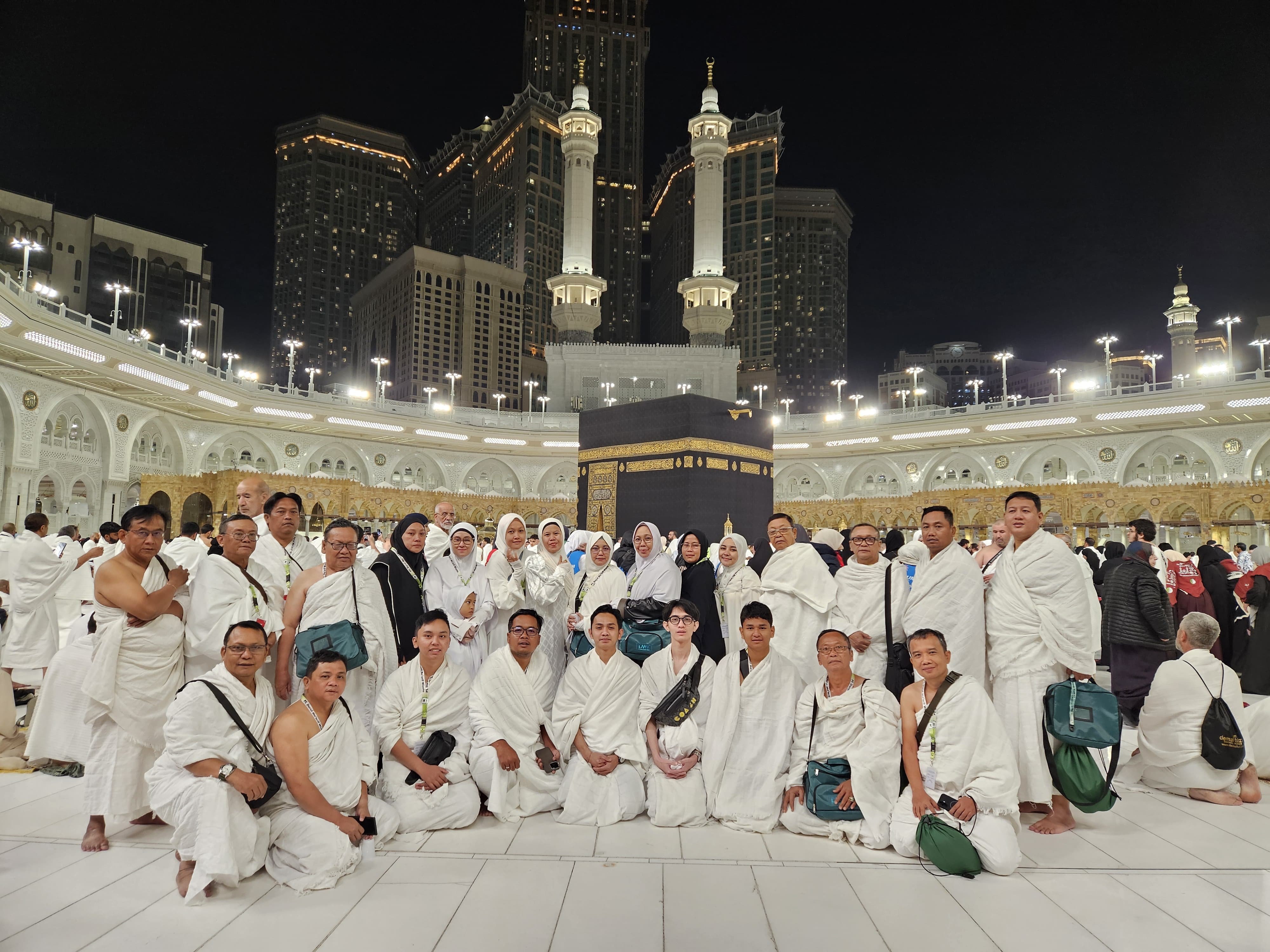 Rombongan jamaah DMW di Kabah
